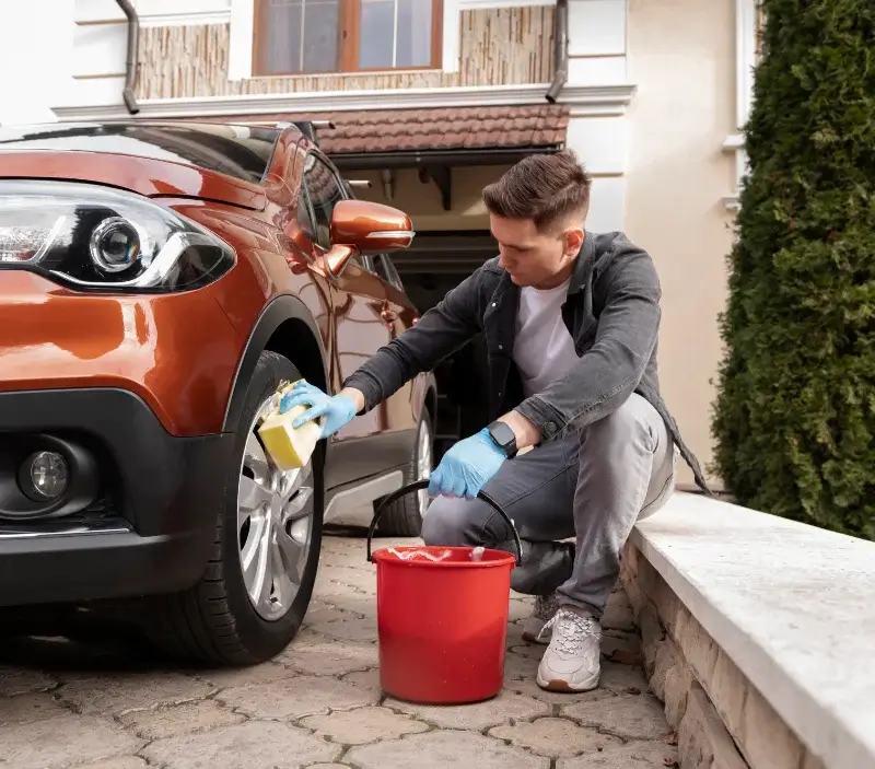 Lavage auto à domicile Mesnil-Sellières : professionnel intervenant sur un véhicule